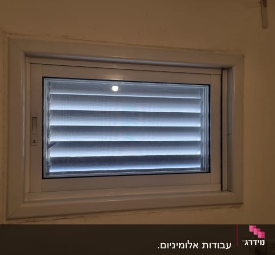 חלון אלומיניום עם תריסים סגורים